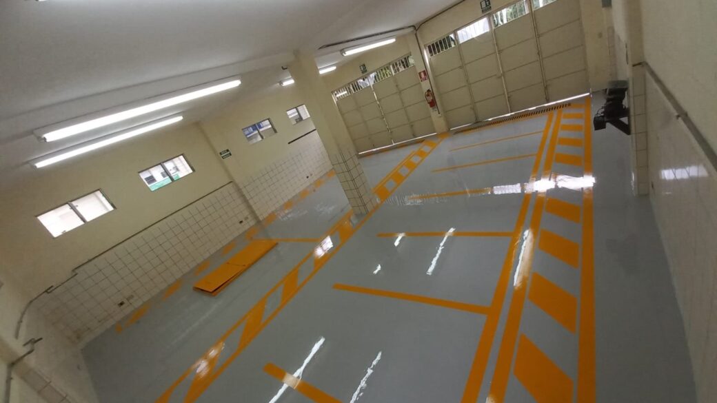 Pintura epoxica 100% solidos en piso de taller mecánico. Gris perla Pintura epoxica 50% solidos señalización amarillo sol.