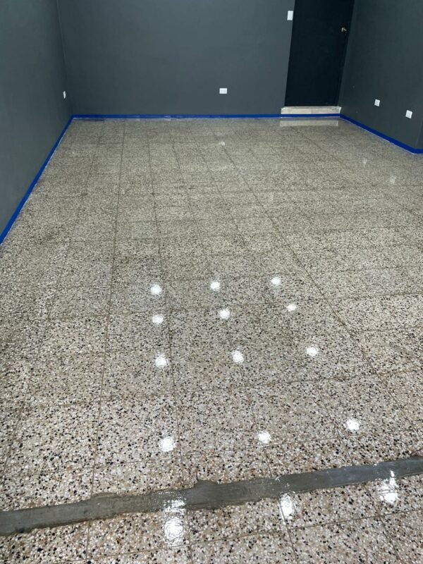 2. SELLADOR EPOXICO TRANSPARENTE AUTONIVELANTE 100% SOLIDOS FLOOR CRETE - Imagen 2